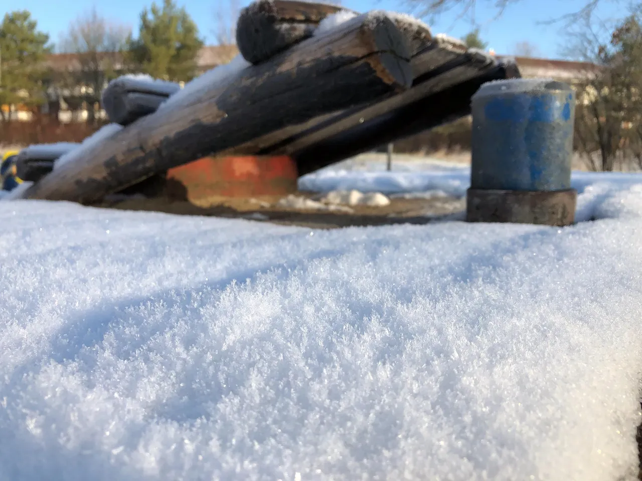 Kinder spielen und bauen im Schnee