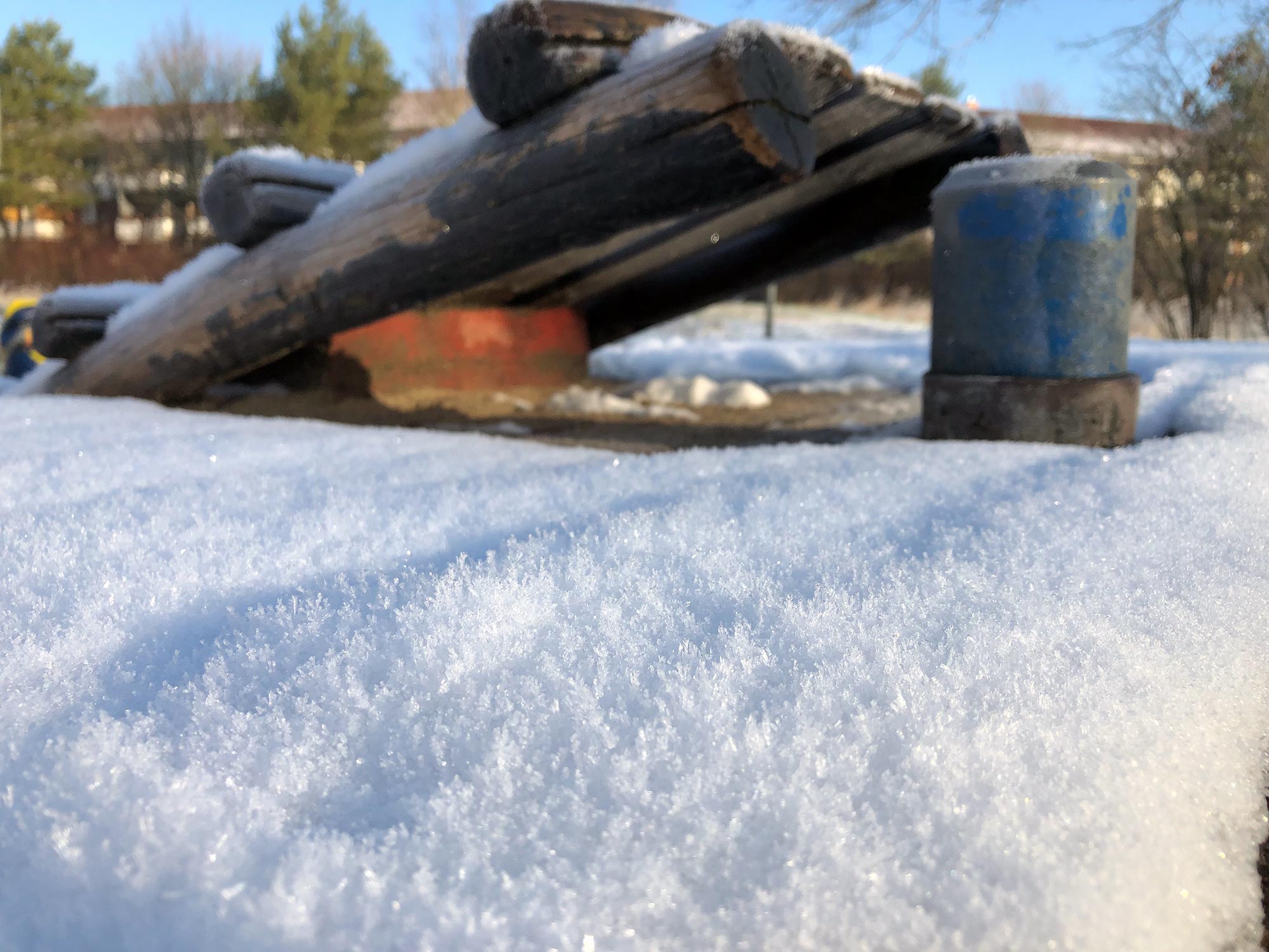 Kinder spielen und bauen im Schnee